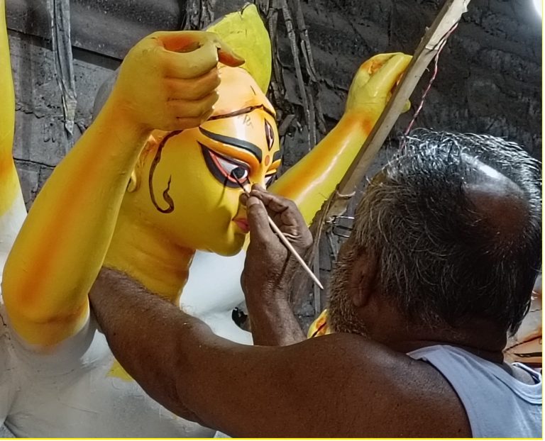 একান্নবর্তী পরিবারের মিলনক্ষেত্র হয়ে উঠেছে সাহা পরিবারের দুর্গাপুজো/Durga Puja of the Saha family has become the meeting place of the Ekannavarti family